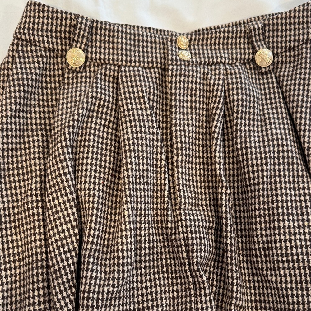 Stylish Houndstooth Skirt with Gold Buttons - Picture 3 of 5